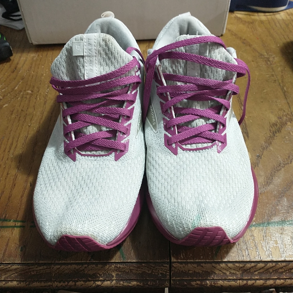 Brooks Levitate 5 Gray and Pink Tennis Shoes Sneakers Running Size 9